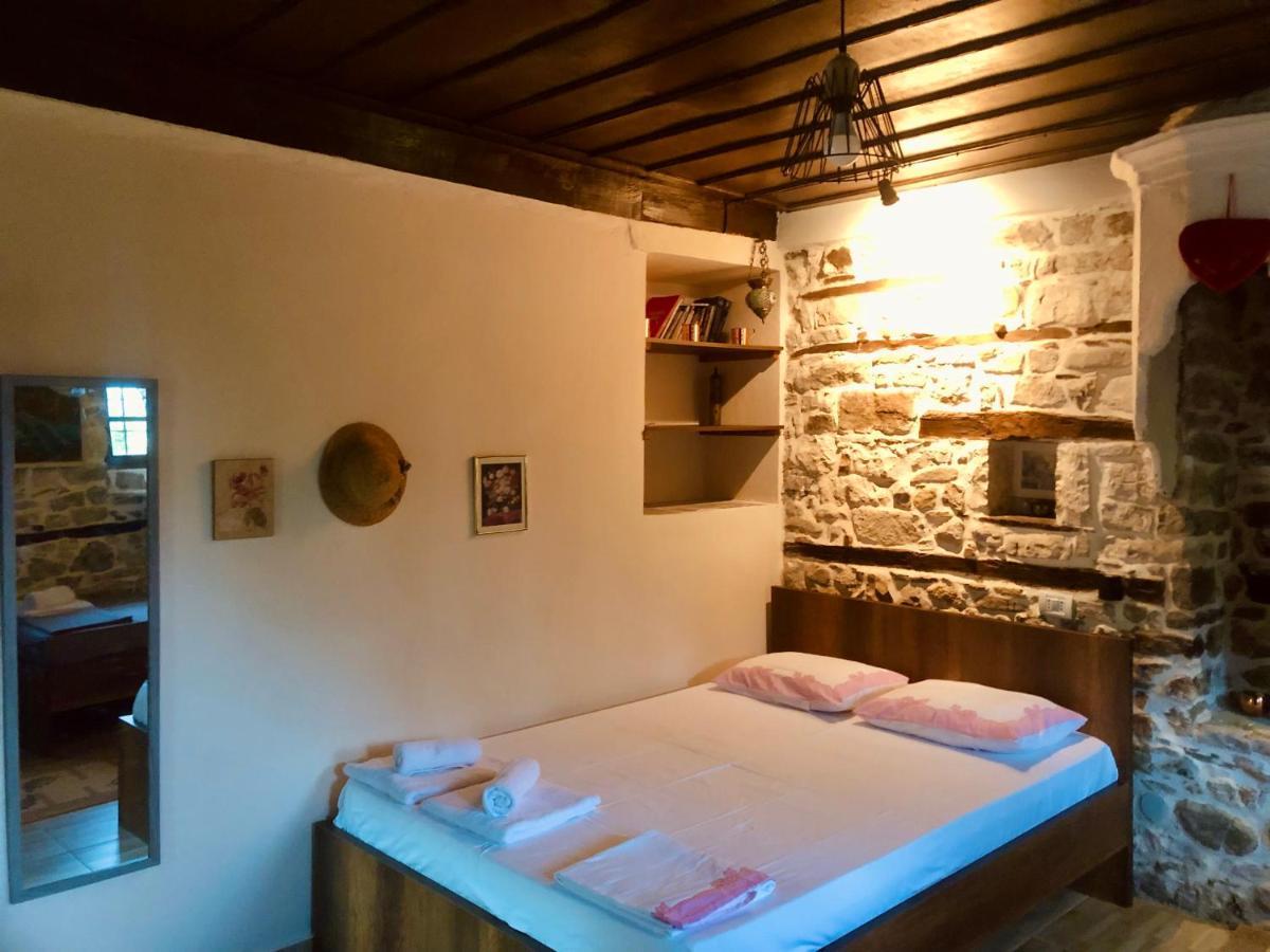 بيرات Restaurant & Guest House Semani المظهر الخارجي الصورة