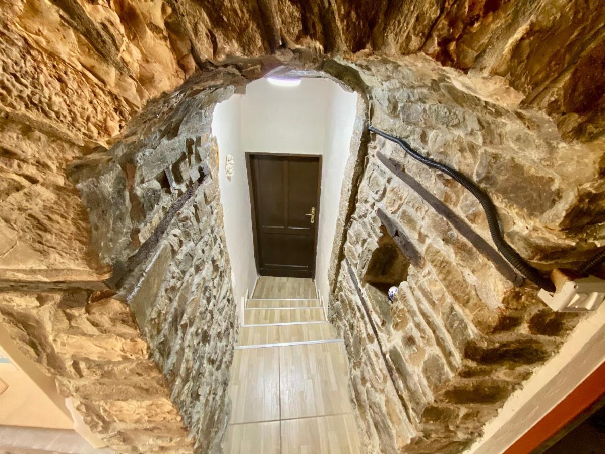 بيرات Restaurant & Guest House Semani المظهر الخارجي الصورة