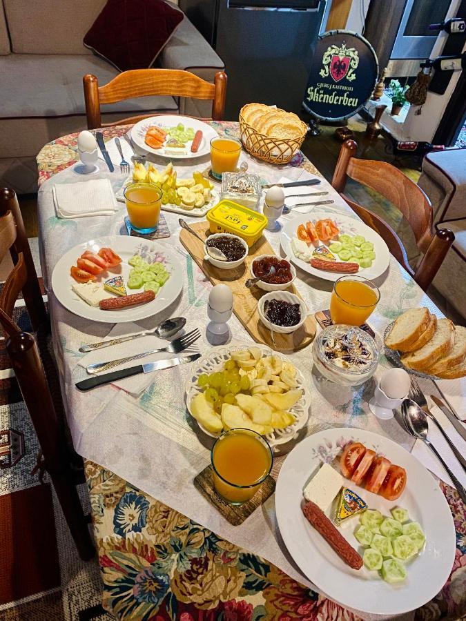 بيرات Restaurant & Guest House Semani المظهر الخارجي الصورة