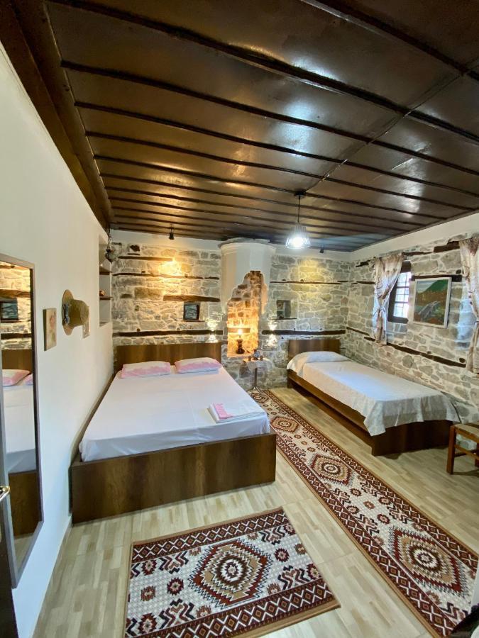 بيرات Restaurant & Guest House Semani المظهر الخارجي الصورة