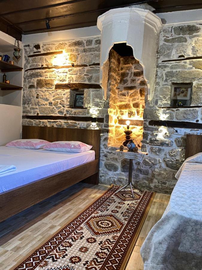 بيرات Restaurant & Guest House Semani المظهر الخارجي الصورة