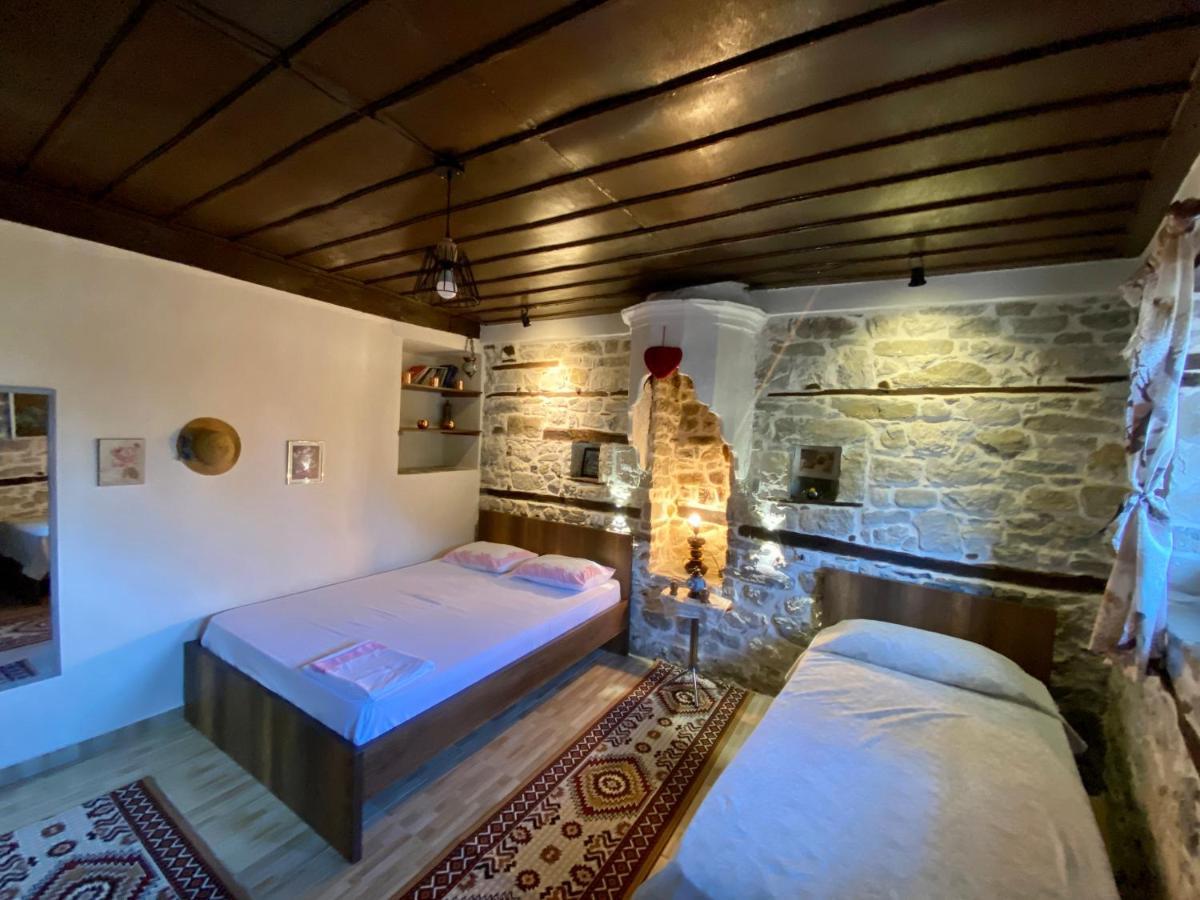بيرات Restaurant & Guest House Semani المظهر الخارجي الصورة