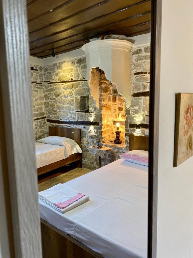 بيرات Restaurant & Guest House Semani المظهر الخارجي الصورة