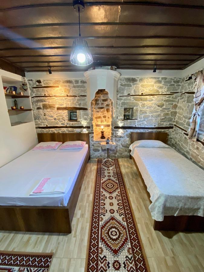 بيرات Restaurant & Guest House Semani المظهر الخارجي الصورة