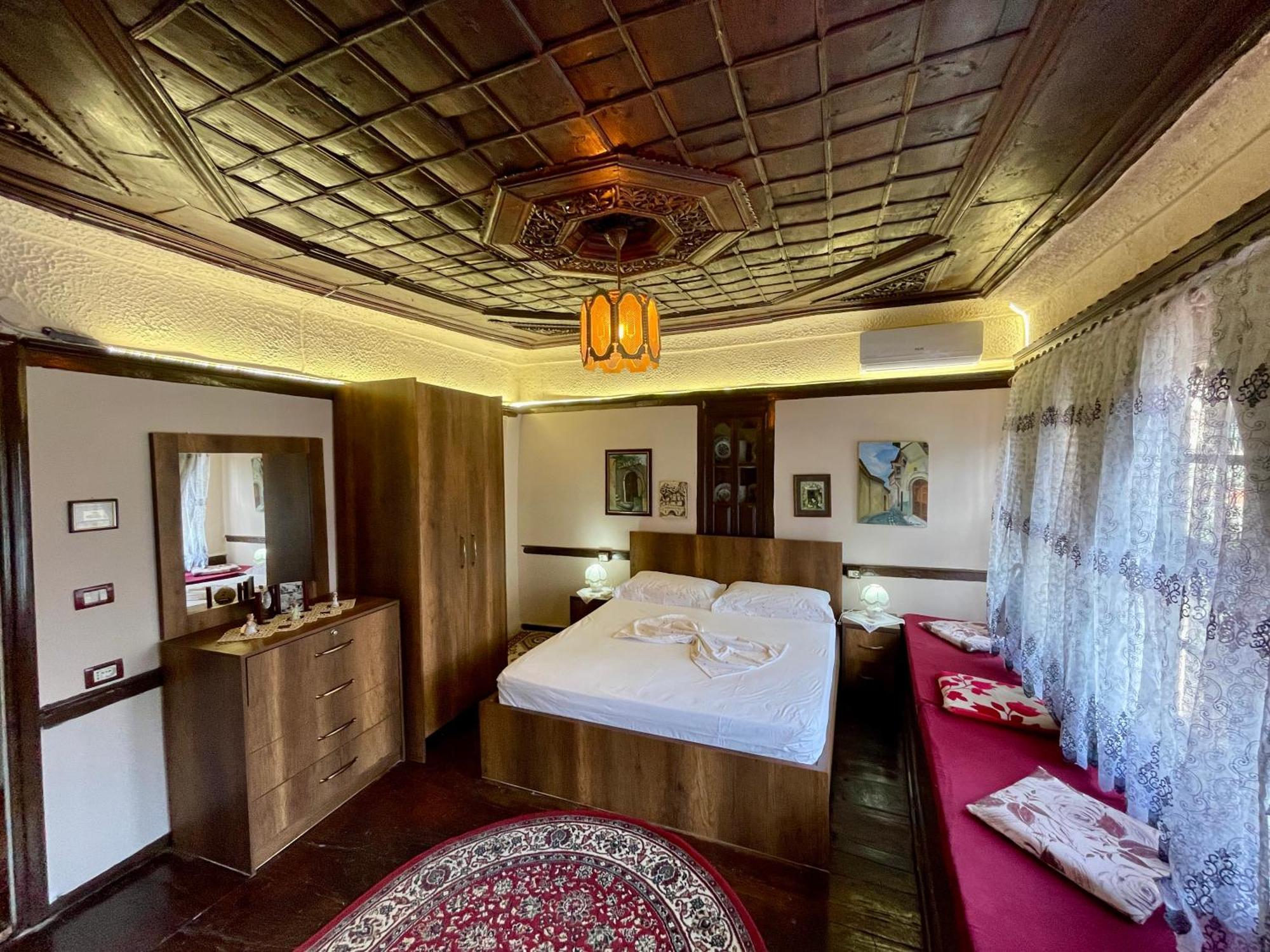 بيرات Restaurant & Guest House Semani المظهر الخارجي الصورة