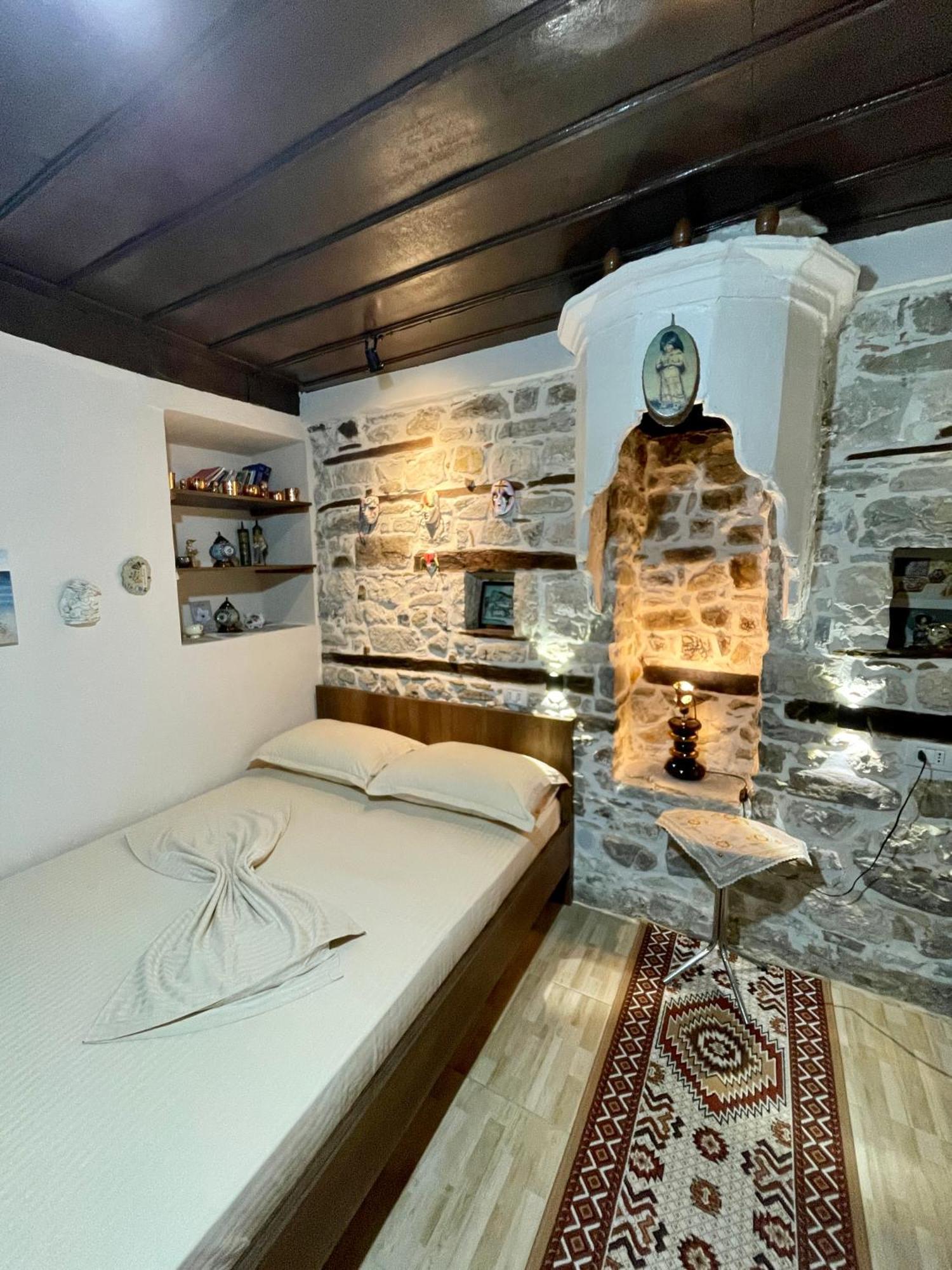 بيرات Restaurant & Guest House Semani المظهر الخارجي الصورة