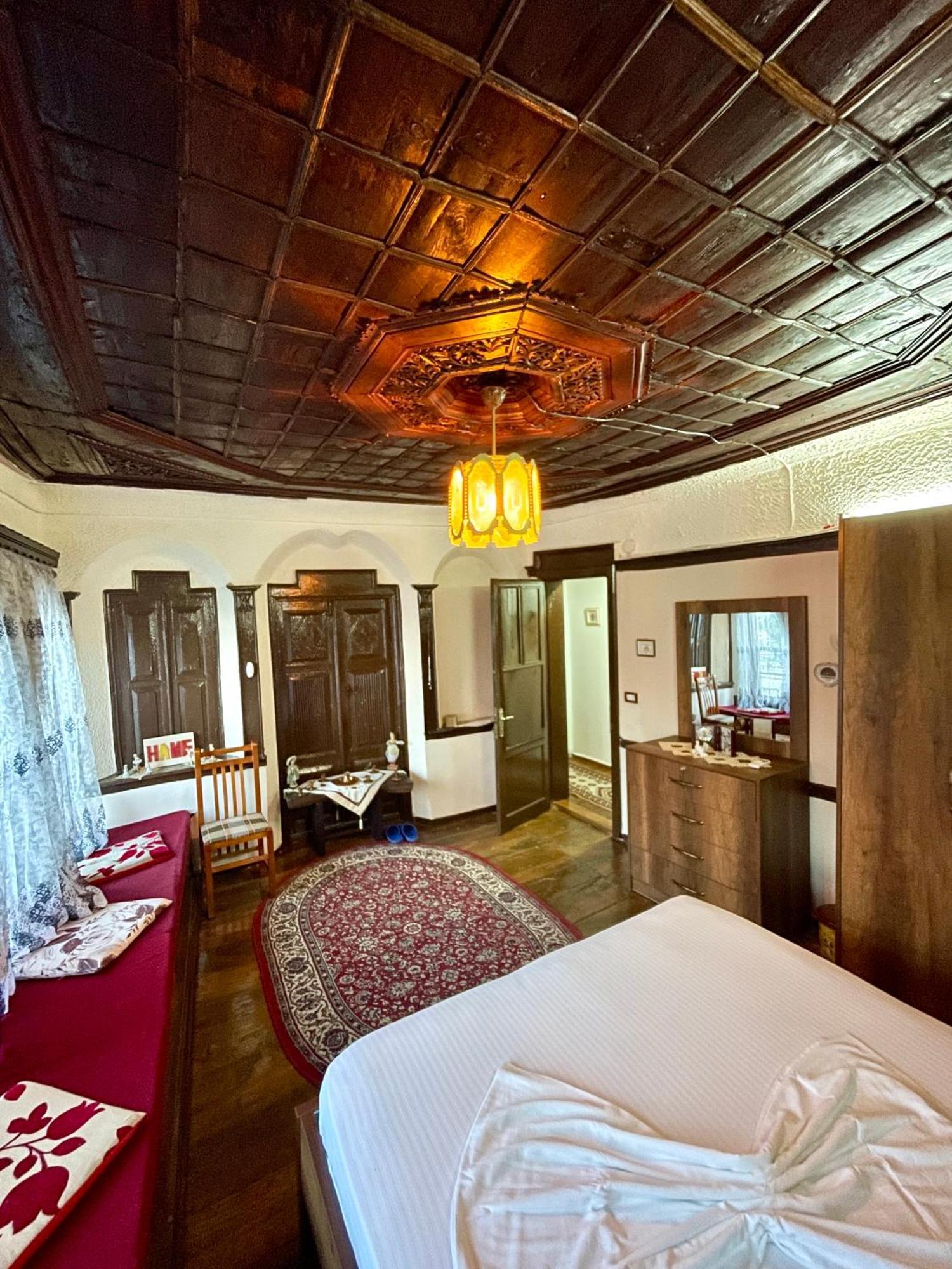 بيرات Restaurant & Guest House Semani المظهر الخارجي الصورة
