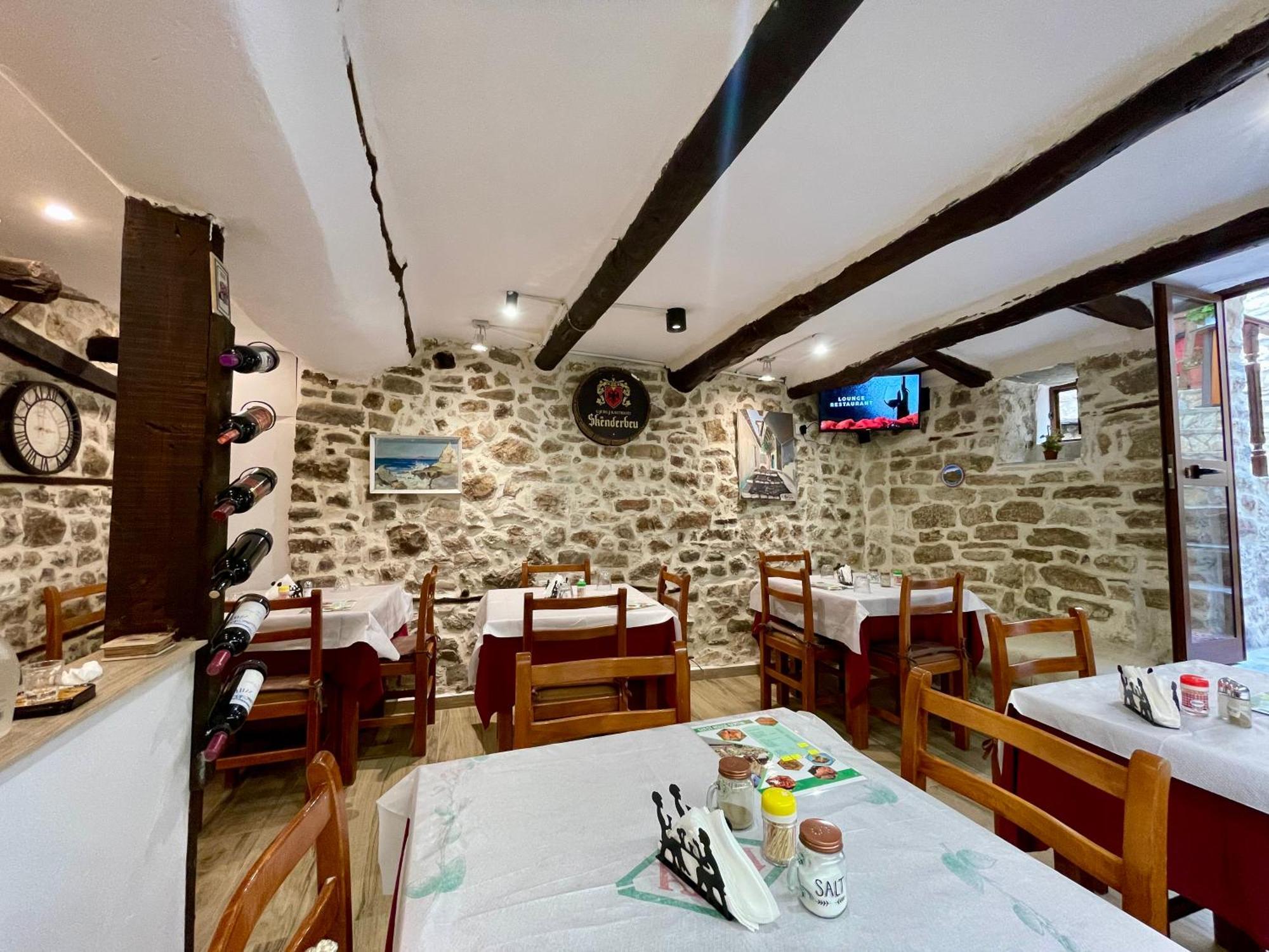 بيرات Restaurant & Guest House Semani المظهر الخارجي الصورة
