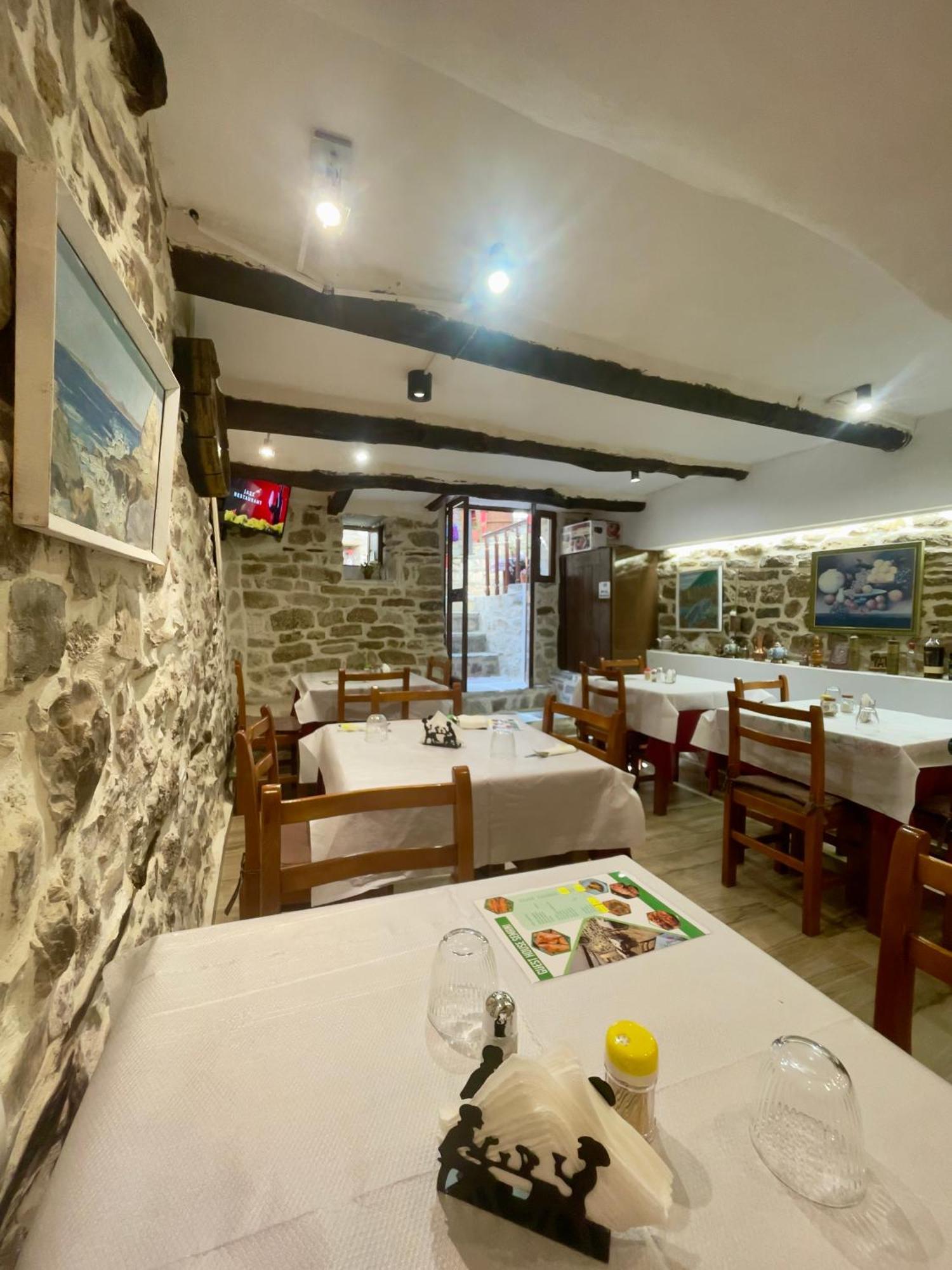 بيرات Restaurant & Guest House Semani المظهر الخارجي الصورة