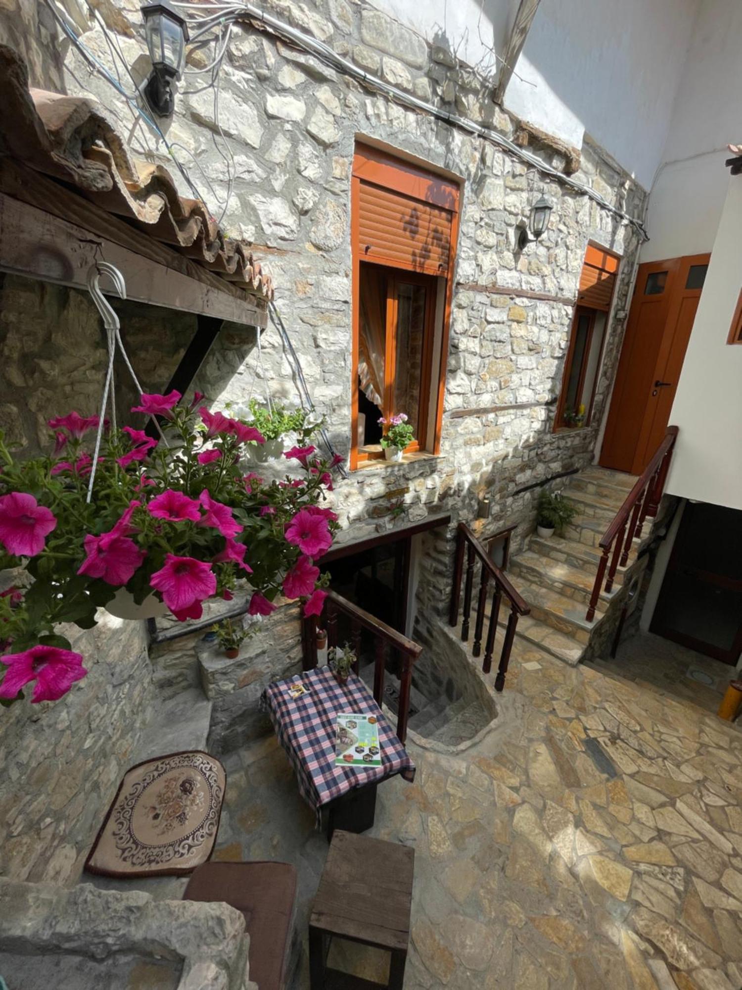 بيرات Restaurant & Guest House Semani المظهر الخارجي الصورة