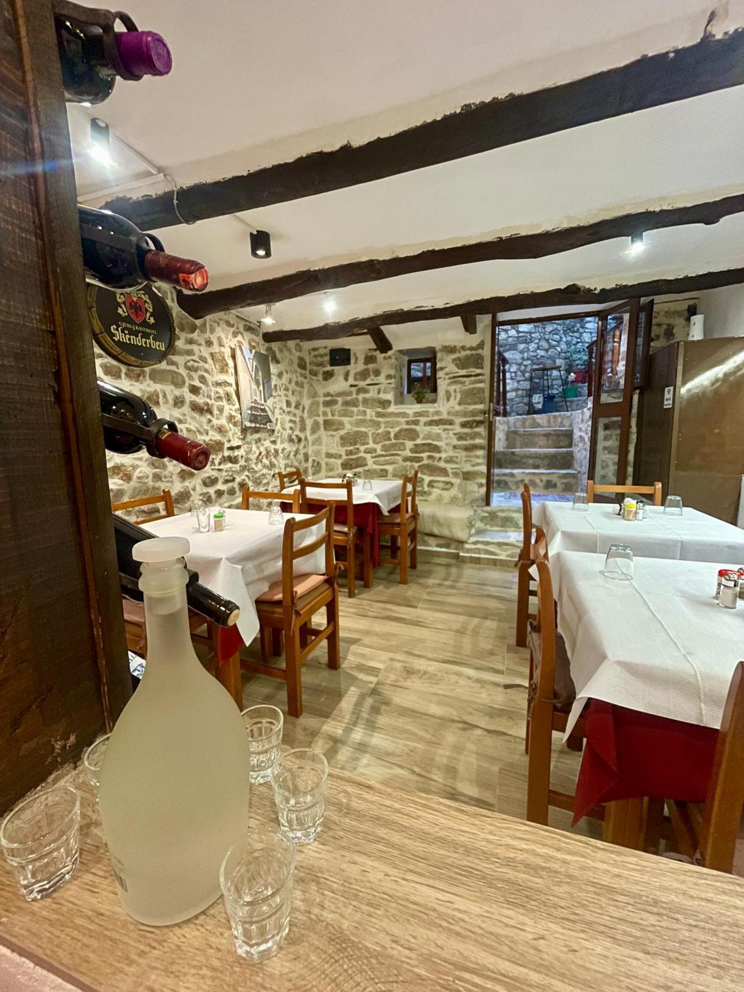 بيرات Restaurant & Guest House Semani المظهر الخارجي الصورة