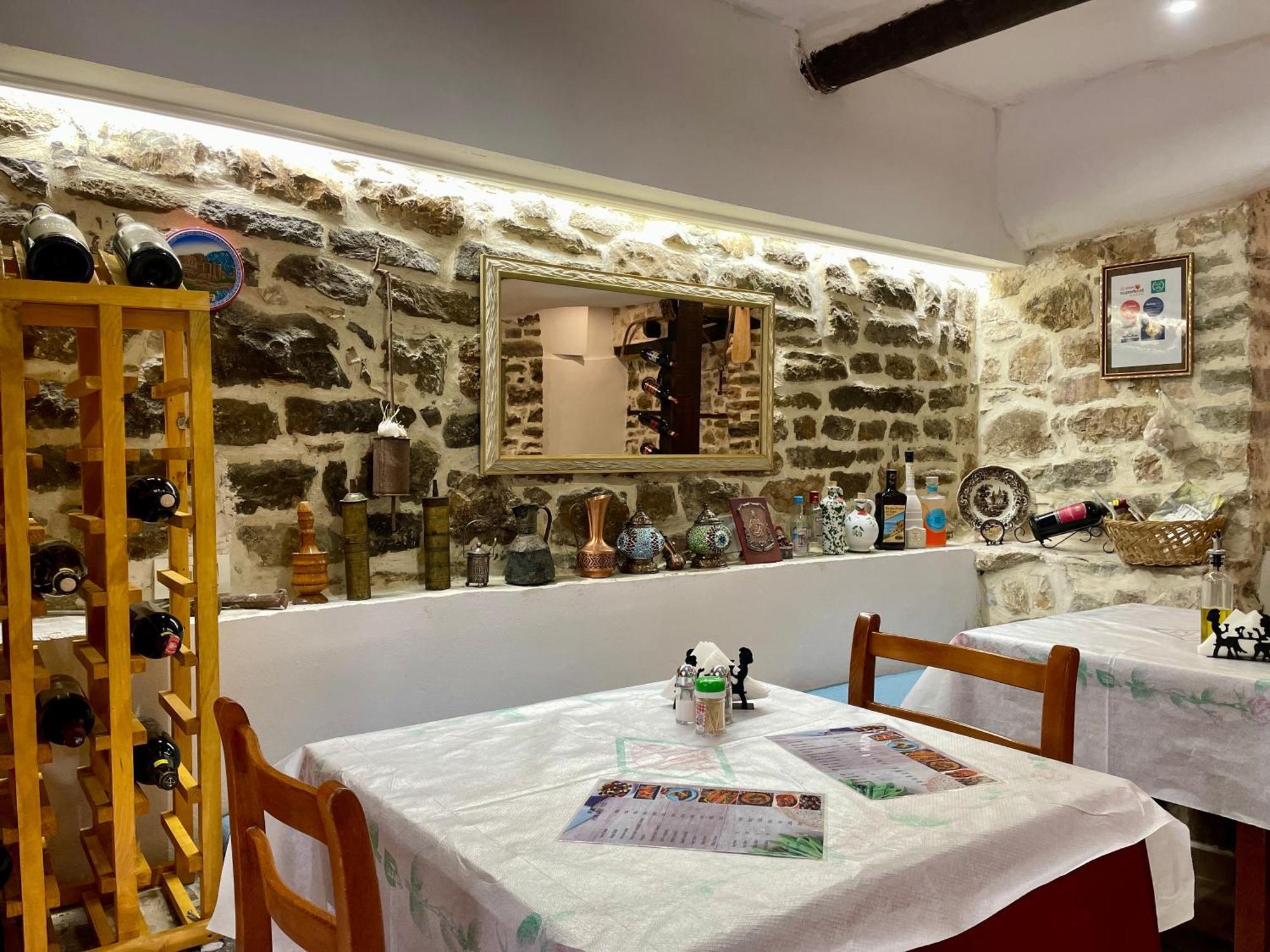 بيرات Restaurant & Guest House Semani المظهر الخارجي الصورة