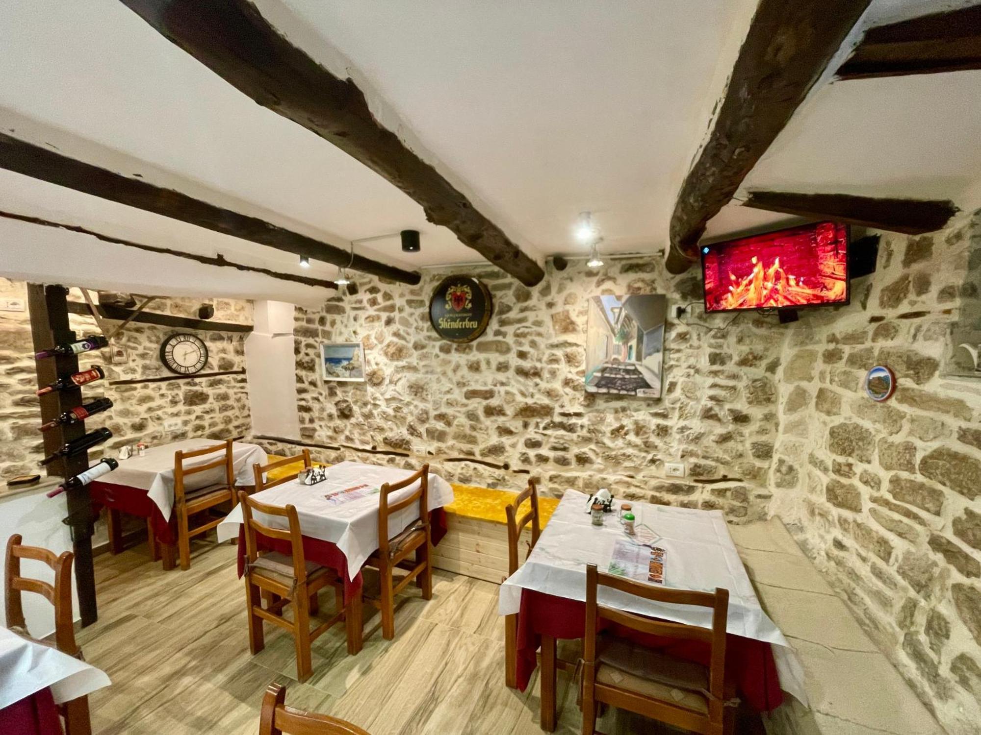 بيرات Restaurant & Guest House Semani المظهر الخارجي الصورة
