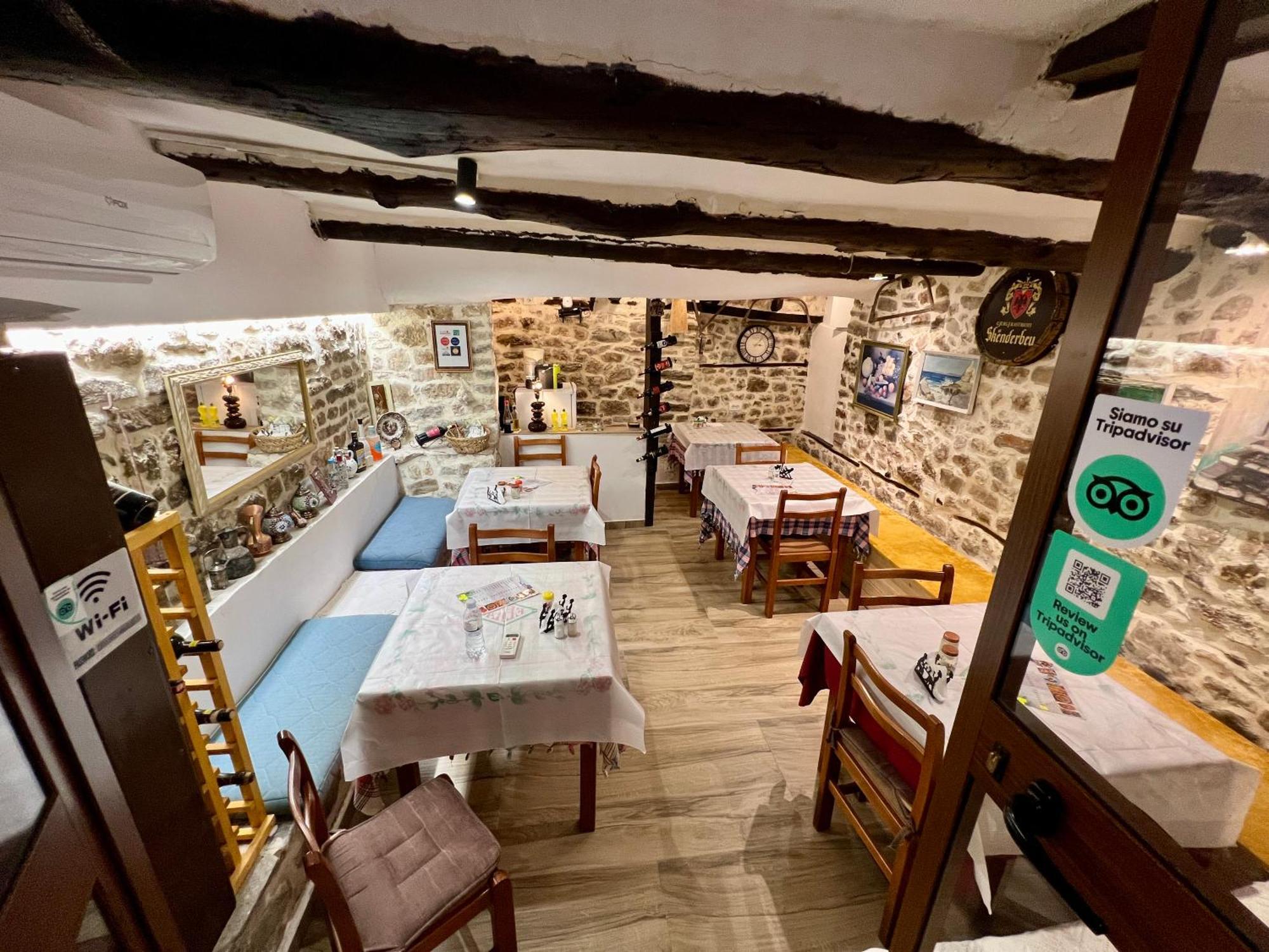 بيرات Restaurant & Guest House Semani المظهر الخارجي الصورة