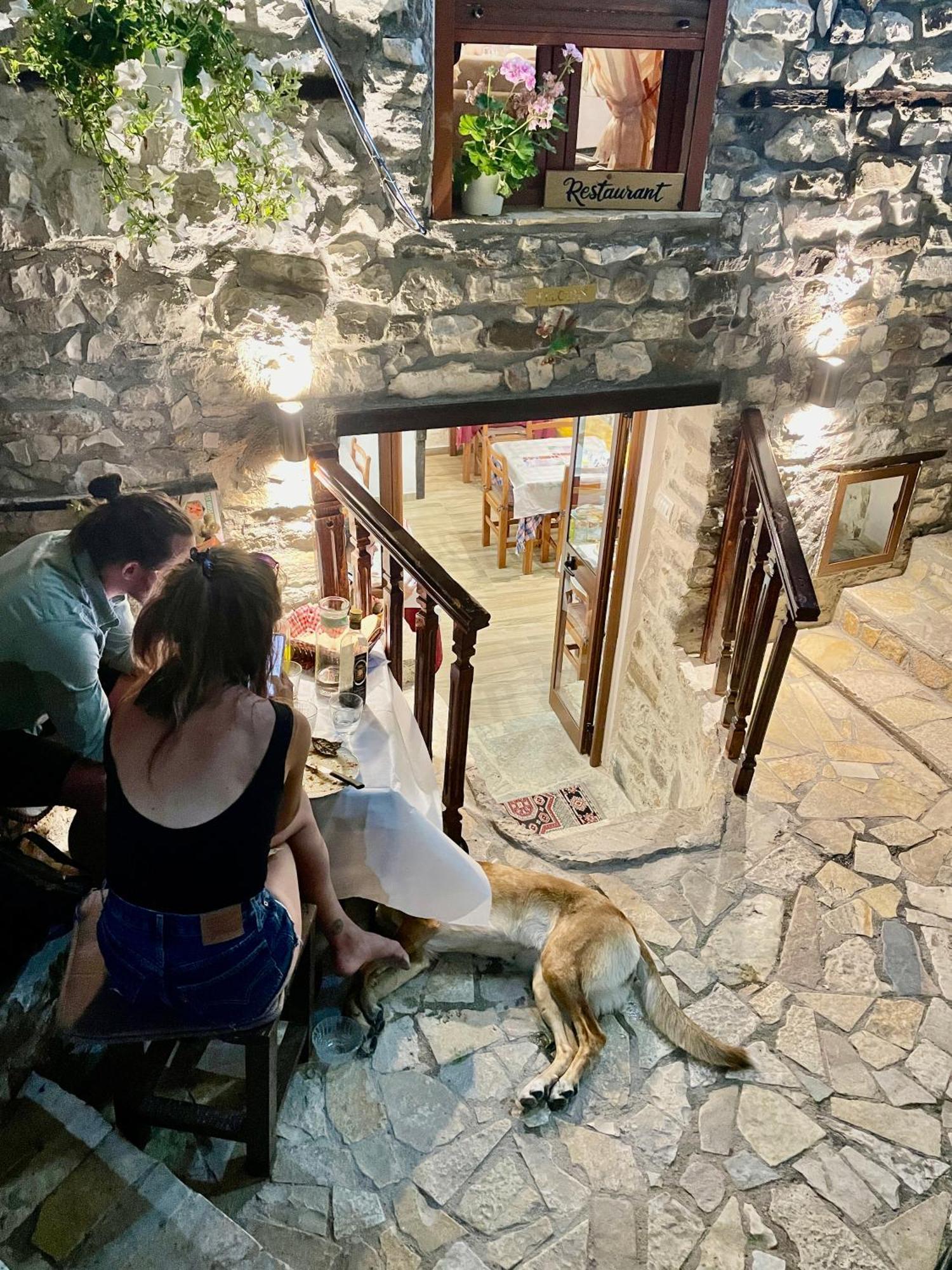 بيرات Restaurant & Guest House Semani المظهر الخارجي الصورة